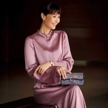 リュクスな輝きを放つ「カルティエ」のバッグを主役にした観劇スタイル