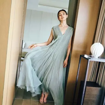 大人女性憧れの“美ボディ”の持ち主・SHIHOが着こなす、美しく幻想的な「ブルネロ クチネリ」のドレス