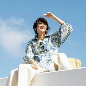 富岡佳子さんがまとう、初夏の日差しに映えるブルーのフラワーモチーフシャツ
