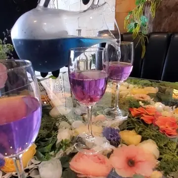 乾杯用のドリンク。桜の入ったグラスに注がれるとブルーが紫色に！