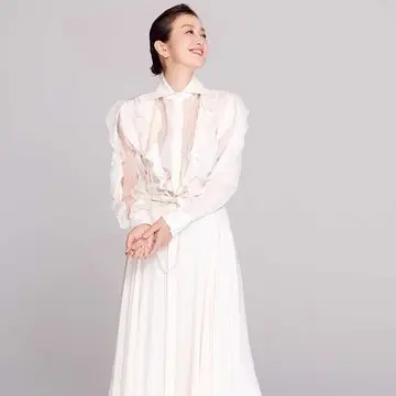 【鈴木京香が着こなす「冬の白のスタイル」】クラス感増す「ラルフローレン」のホワイトドレス