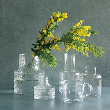 黄色い花が映えるシンプルな「ガラスの花器」と参考になる花あしらい3選
