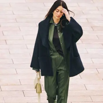 甘さを抑えて辛口にアレンジ!大人の「ガウンジャケット」の楽しみ方