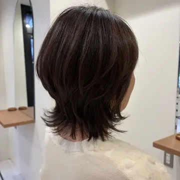 【50代の髪型】長さを残した、華やか外はねショートヘア