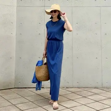 一枚で涼やかな装いに小物プラスで都会リゾートスタイル🌞