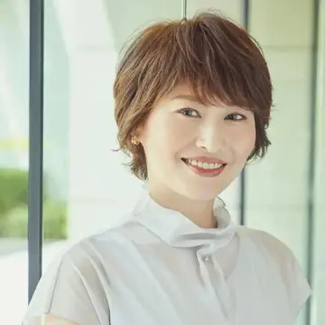 前髪で差がつく！ふんわり女性らしい「50代の小顔ショートヘア」5選