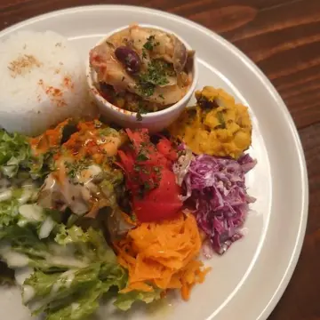 国産野菜たっぷりの鮮やかランチプレート