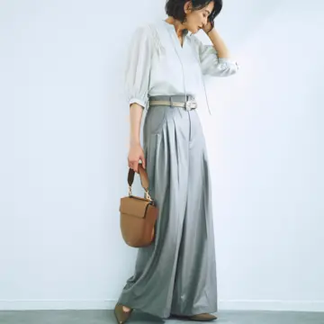 静謐なグレーのグラデーションでドレープパンツの優美さを引き立てる。最低気温20℃｜10/4(土)【50代の毎日コーデ】