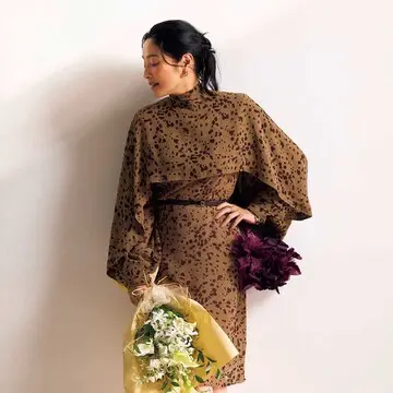 イベントが多い12月、しゃれ感放つ「柄ドレス」でパーティシーンの装いに差をつけて！
