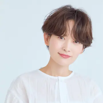 ミニマルなデザインの大人ショートで、モードな印象もボリュームアップも！【50代髪型・ヘアスタイル】