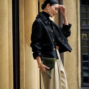 華リュクスな装いに欠かせない「ツイードジャケット」。大人が選ぶなら表情豊かな“黒”を