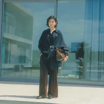 ネイビー×ブラウンの品格カラーの組み合わせが、ルーズシルエットの装いも優雅に導く。気温23℃｜10/11(土)【50代の毎日コーデ】