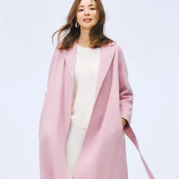 ライラックカラーのコートとピュアな白コーデを合わせて、幸福感あふれる冬の装いに。最高気温12℃｜12/18(木)【50代の毎日コーデ】