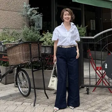 華やぎをプラスする大人の白シャツコーデ