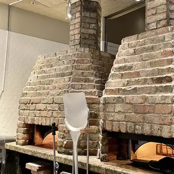 丸の内レストラン「A１６」の店内ピザ焼き窯