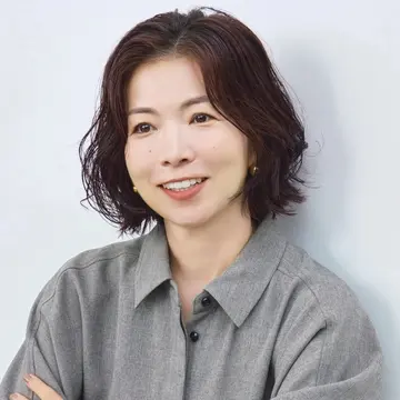 華やかさもおしゃれも両立！ 人気エディターが50代に“ちょっと明るめ”ヘアカラーをおすすめする理由