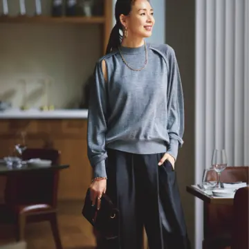 黒×グレーの無彩色コーデは、凝ったディテールや上質な素材感で上級のエレガンスを主張。最低気温12℃|10/25(土)【50代の毎日コーデ】