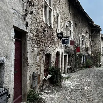 【フランスの最も美しい村】Pérouges (ペルージュ)  ー中世の面影を訪ねて