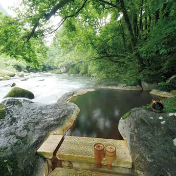 【50代 “隠れ宿”アドレス】神々しい自然の中を流れる川の音に癒される名湯の宿『妙見石原荘』