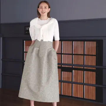 上品なツインニット×ジャカードスカートで無彩色コーデの好感度をアップ。最低気温21℃｜9/24(水)【50代の毎日コーデ】