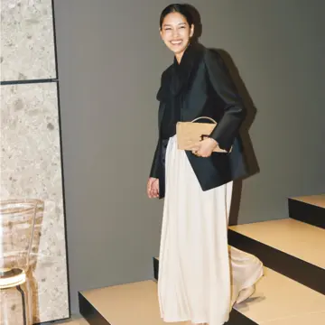 秋のドレスアップシーンは素材の光沢やドレープの優美さで魅せる。最低気温11℃｜11/13(木)【50代の毎日コーデ】