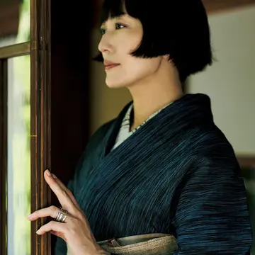 【俳優・板谷由夏の私をつくるジュエリー】小千谷縮の夏着物はロエベのブローチを帯留め代わりに