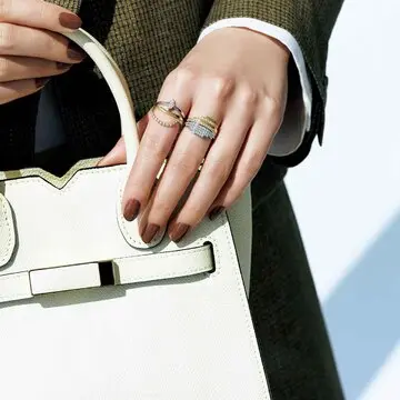 大人女性の知性と華やぎを引き出す「アーカー」の人気リング【日常を照らす「ステディリング」】