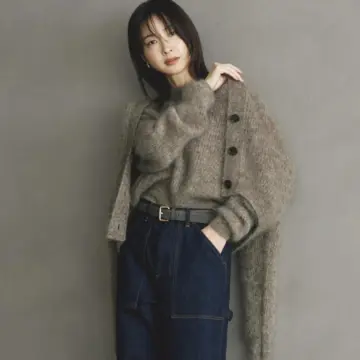 落ち着いたトーンで全身をまとめて、定番びニット×デニムの組み合わせを上品に見せる。最低気温5℃｜12/23(火)【50代の毎日コーデ】