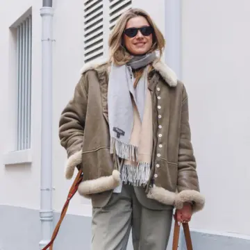 コートの新潮流をパリでキャッチ。ファーやレザーでまとうリュクスなトレンド感【海外ファッションSNAP】