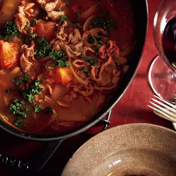 【川上ミホさんの絶品鍋】赤ワインに合わせたい！スパイシーな「ラム肉とトマトのモロッコ風鍋」