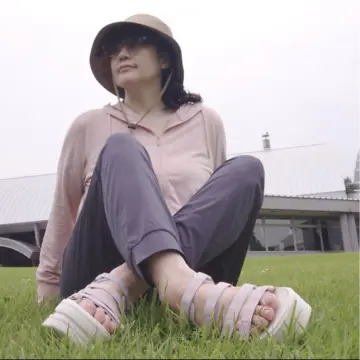 ナイキの厚底サンダルで足取り軽くお散歩へ🚶