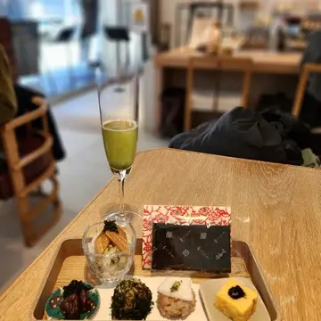 顔周りもスッキリ！大人の抜け感を意識した耳かけショートヘア【チームJマダムブログ人気記事週間ランキングTOP10】_1_17-1