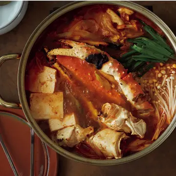 【堤人美さんの絶品鍋】カニのうま味が濃厚な「焼きタラバガニのコッケタン」