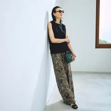 シックな色味の柄パンツを投入して週末のリラックスコーデをブラッシュアップ！最低気温25℃｜9/14(日)【50代の毎日コーデ】