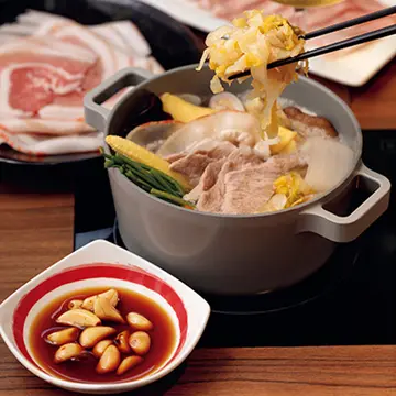 【台湾、美食の旅】鍋好きが通う「肉大人」で発酵調味料が決め手の一人用鍋を味わう