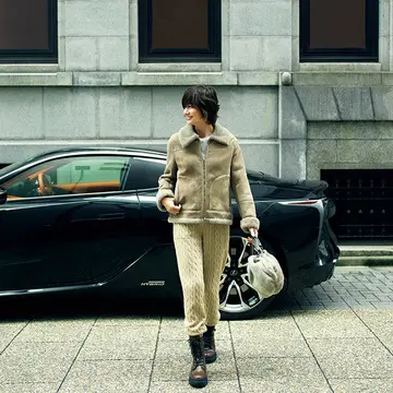 美しいセダンに乗る日は、リラクシーな「ニットパンツ」で大人カジュアルを演出【富岡佳子「車に乗る日のおしゃれ」】