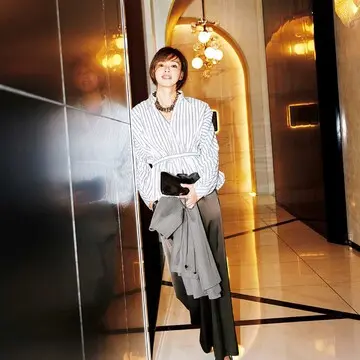 年末の特別な再会に華を添えてくれる！友達に&quot;おしゃれな人”と思われる「構築フォルムのペプラムブラウス」