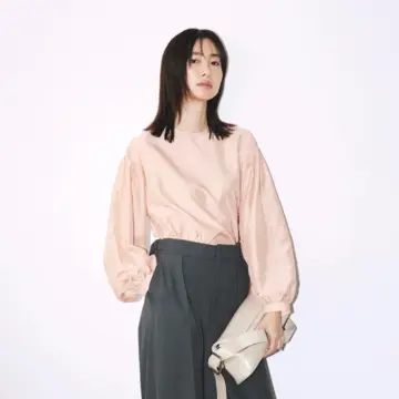 淡ピンク×チャコールグレーの強すぎないコントラストが、ワンツーコーデに洒落たニュアンスを生む。気温20℃｜11/6(木)【50代の毎日コーデ】