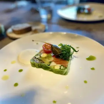 顔周りもスッキリ！大人の抜け感を意識した耳かけショートヘア【チームJマダムブログ人気記事週間ランキングTOP10】_1_9-2