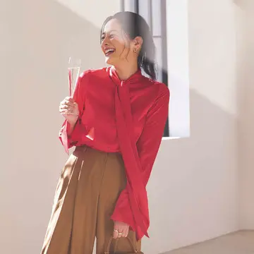 年末の高まる気分に合わせて着たい！色鮮やかな赤の「サテンシャツ」でパーティの主役に