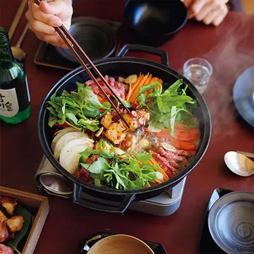【ワタナベマキさんの 「韓国鍋」の宴】ドラマを見ながら食べたい！韓国で人気の鍋「ナクチ・チョンゴル」レシピ