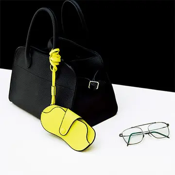 【富岡佳子 最新ファッション】メガネケースをバッグにくくりつけてメガネ迷子防止！