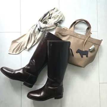  午年に選びたい馬具柄スカーフと乗馬風ブーツ
