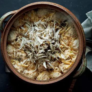 定番3素材で食感楽しい「鶏つくねとごぼう、油揚げの鍋」のレシピ【坂田阿希子さんの「満足鍋」】