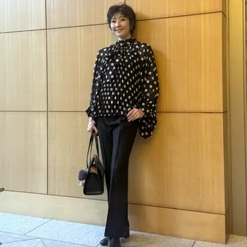 華組送別会はドットブラウスでモノトーンスタイル