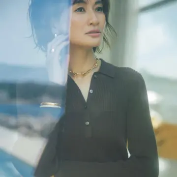 カジュアルなポロニットはジュエリーの光沢でフェミニンに昇華。気温23℃｜10/10(金)【50代の毎日コーデ】