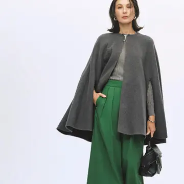 優雅なケープコートにビビッドグリーンのパンツを合わせてモダンに着映える。最低気温5℃｜12/14(日)【50代の毎日コーデ】