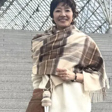 【おしゃれな40代・50代のストールコーデ】定番の「チェック柄ストール」を使った洗練コーデ＆ヘアスタイルのポイント