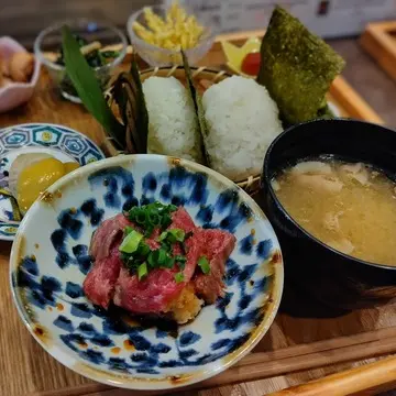 行列ができる話題の人気店　おかわり無料のおにぎりランチ🍙