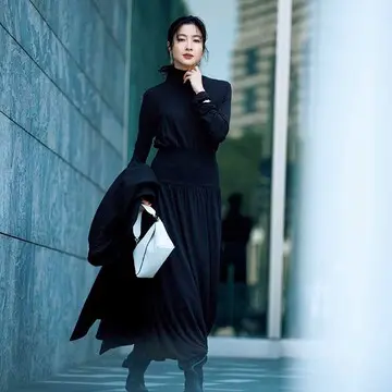 着心地とスタイル美を両立する「ニットワンピース」でデスクワークも機嫌よく【働く日の「毎日ワンピース」】